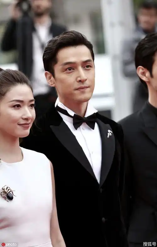 万茜"肩膀爬大虫"好狂野,与胡歌同框男帅女靓