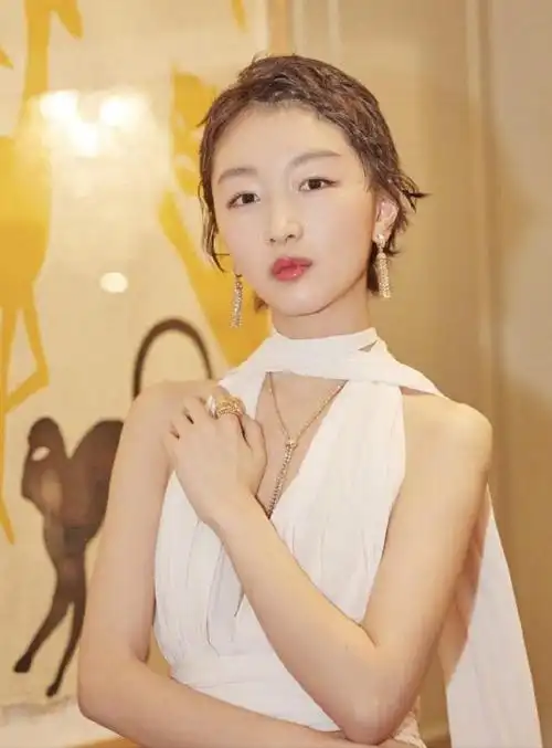 有一种"尴尬",叫周冬雨玩性感