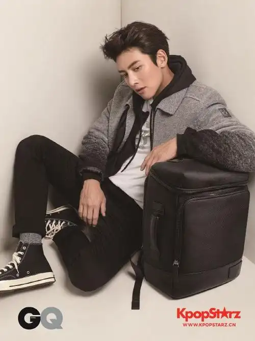 池昌旭时尚画报公开 雕刻般侧颜尽显男神风采