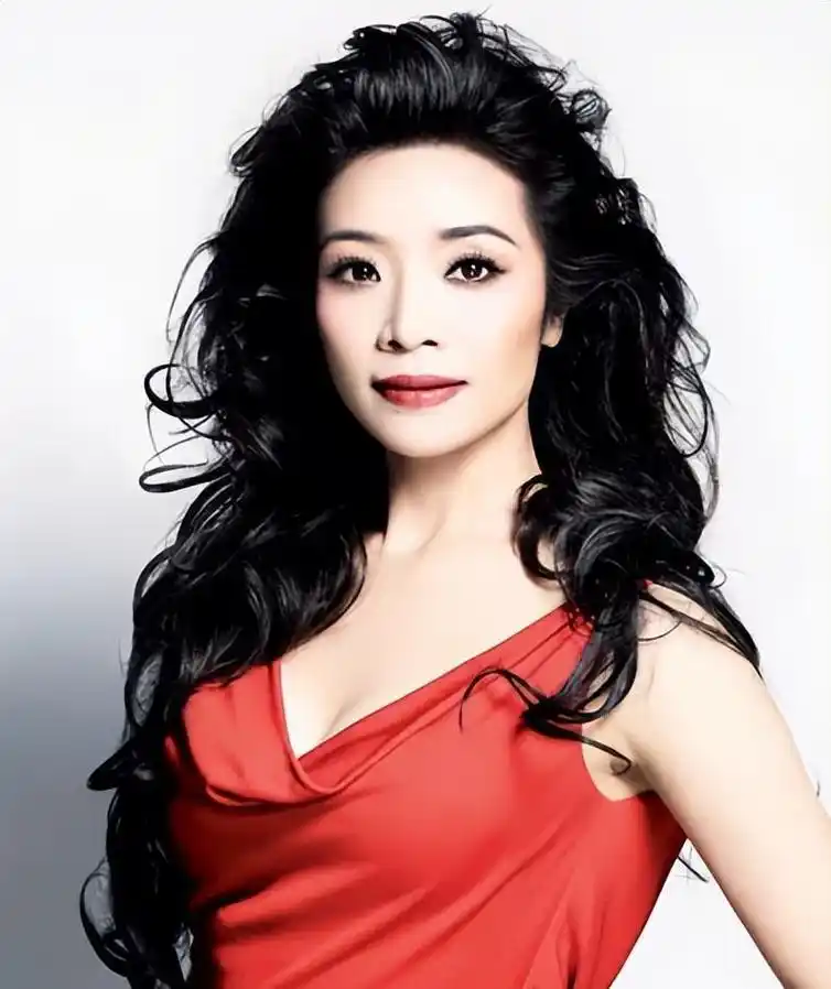 歌唱家李丹阳:58岁最大的愿望 歌唱家李丹阳58岁了,最大的愿望是当