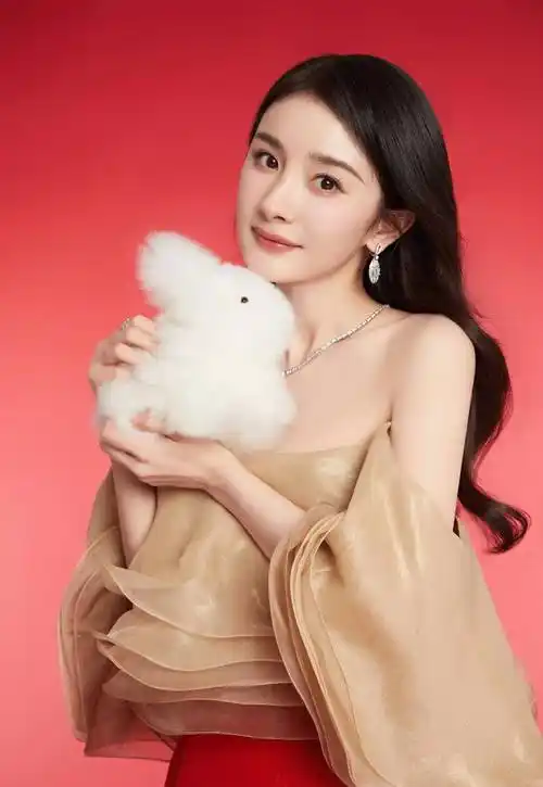 杨幂有多美?一张婚纱照告诉你,周身洋溢着甜蜜幸福,朦胧又迷人