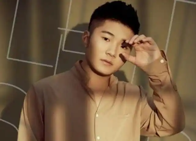 被央视夸赞的4大网红:白小白靠才艺,骚白靠签约费,而他靠人品_能力