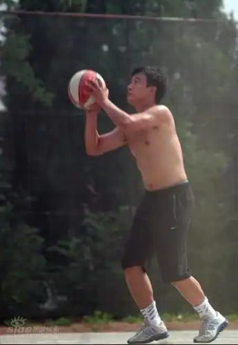 图文:佟大为《赤壁》间隙裸身打篮球--欲投球