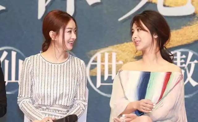 赵丽颖和杨紫同框穿不同设计感的条纹装一个干练一个更少女