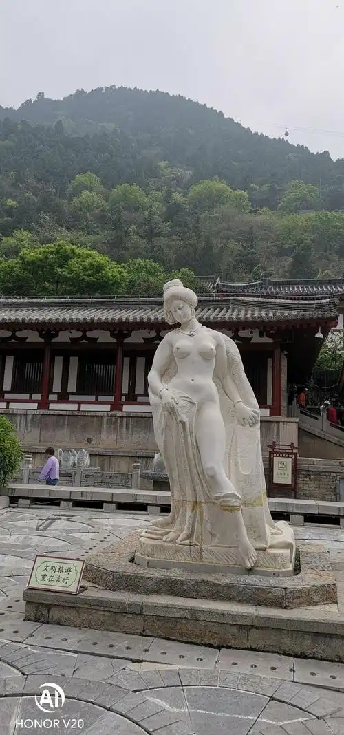 杨贵妃的汉白玉雕像