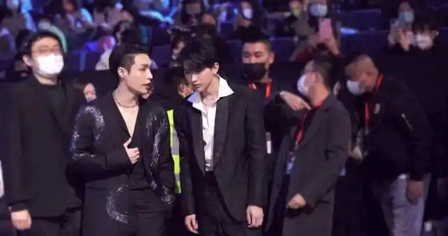 师徒再次对视,2位颜值不输"三缺一"组合_肖战_顶流_吴亦凡