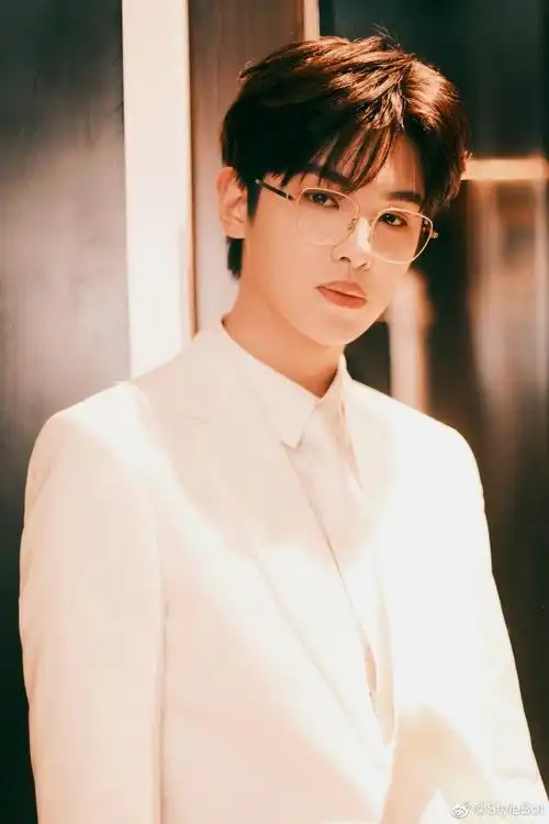 黄明昊今日活动造型一身纯白西服套装搭配金丝眼镜