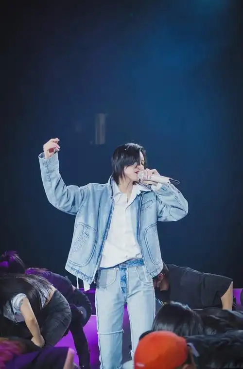 陆柯燃身穿牛仔外套内搭白衬衫,轻松演绎率性利落