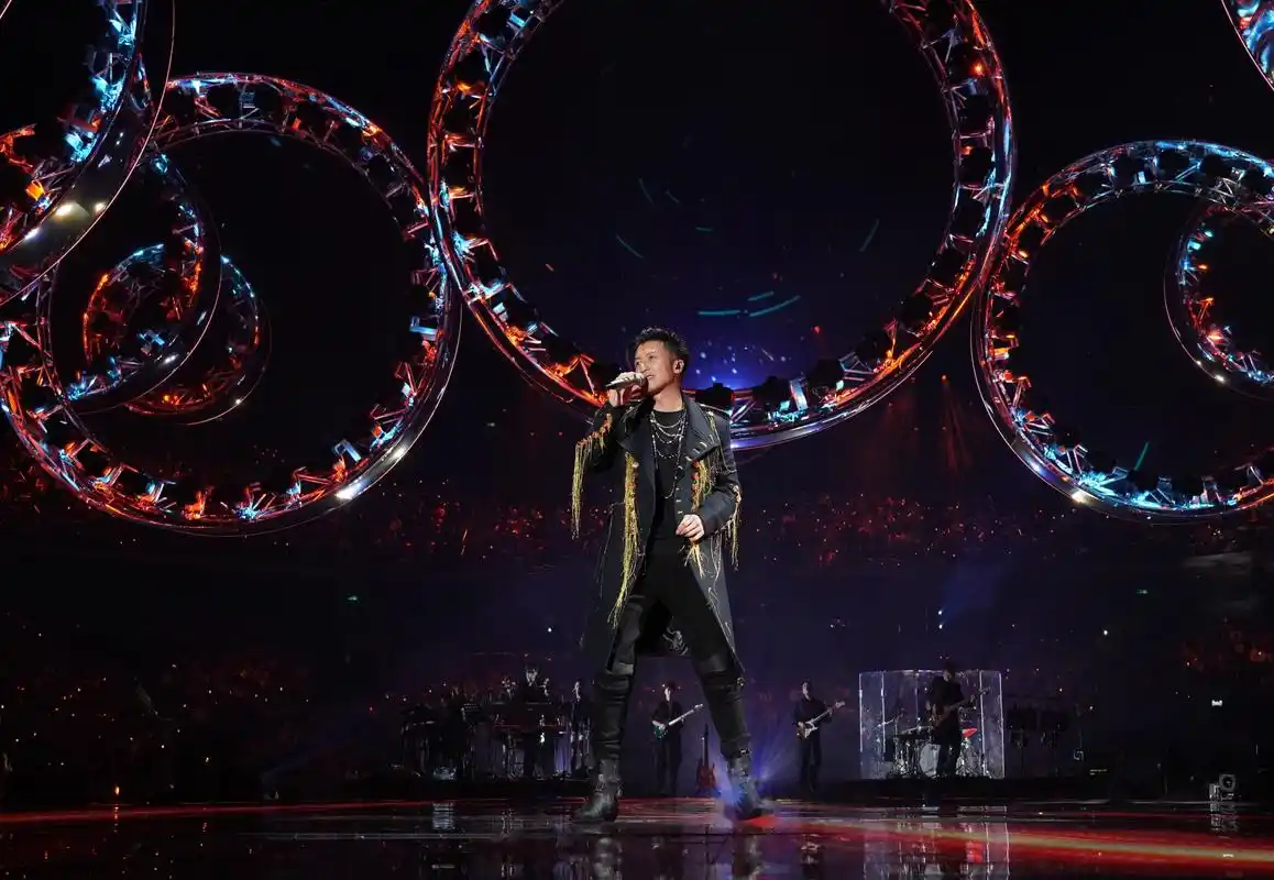 谢霆锋2020江苏卫视跨年演唱会高燃开场,谢霆锋金穗海军风大衣摇滚穿