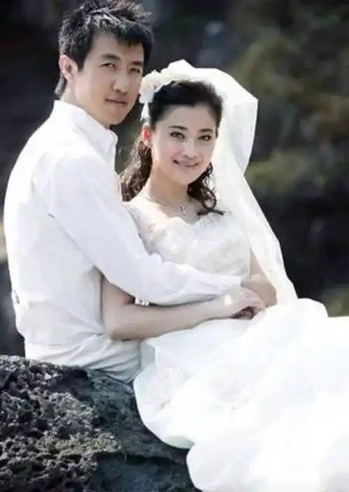 梅婷女儿参加钢琴赛,别人打扮像公主,只有她放松的像在自家客厅_曾剑