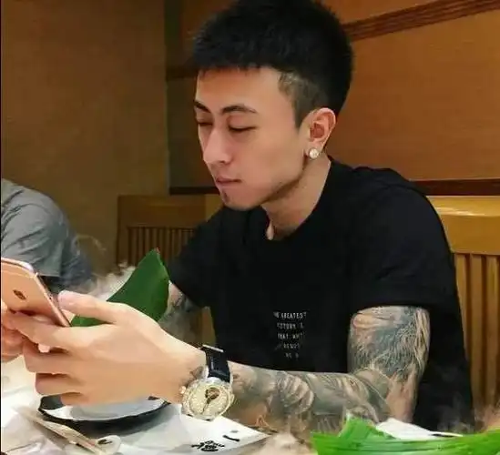 身价不输王思聪家世堪比汪雨被称为沪上皇的秦奋啥来头