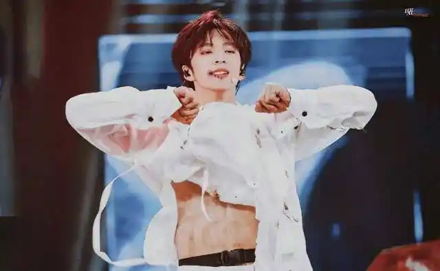 丁程鑫不经意间秀腹肌,粉丝评论两极分化,队友虽瘦但也有"肉"_时代_好