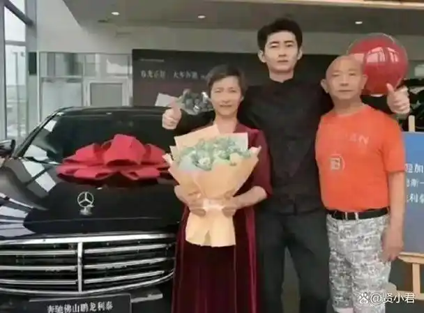 佛山电翰走红之后就带着父母买了一辆奔驰难怪这么多人想当网红
