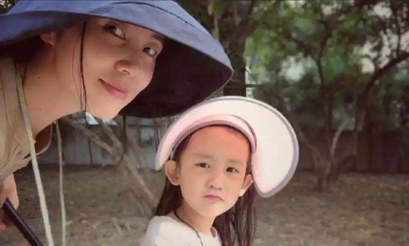 黄磊晒出儿时黑白女装照,扎起两个小辫,小女儿与爸爸撞脸像穿越_妈妈