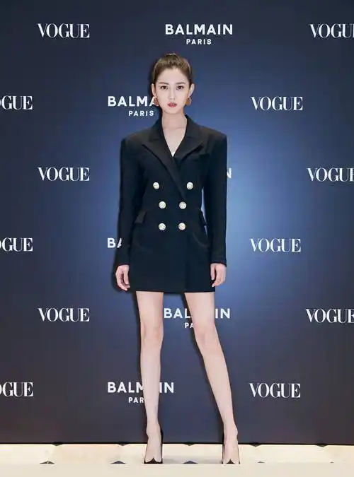 陈钰琪古装好惊艳,清新温婉极具古典美感,礼服造型很是抢眼!