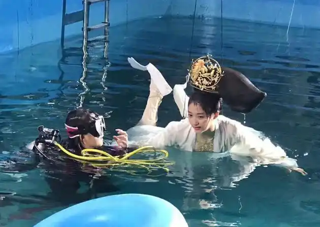 关晓彤水中吊威亚