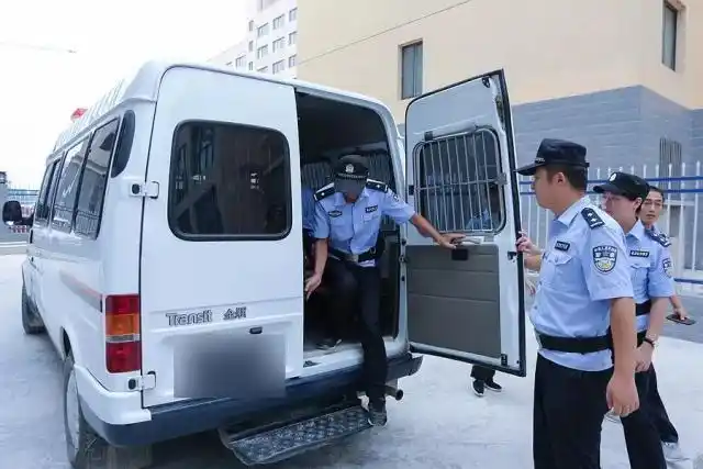 囚车内的法警确保安全后,推开了车门