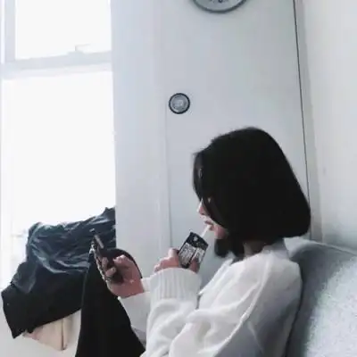 短发女生头像侧脸