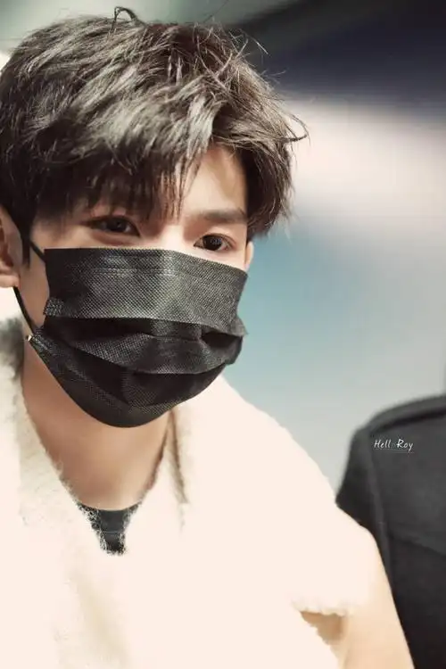 王源上海飞北京口罩也无法遮挡的帅气