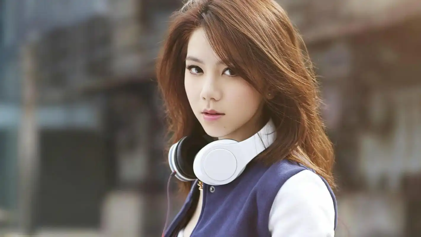 邓紫棋发布写真集造型"酷炫",与以前的非主流造型判若两人_时尚