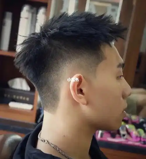 喜欢追求个性的男生,飞机头发型绝对是首先,同时也是男生在夏季最喜欢
