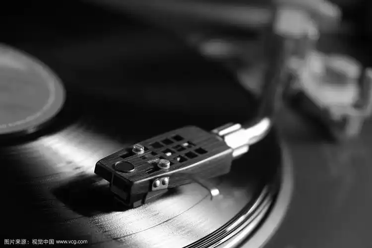黑胶唱片在黑白唱片中播放