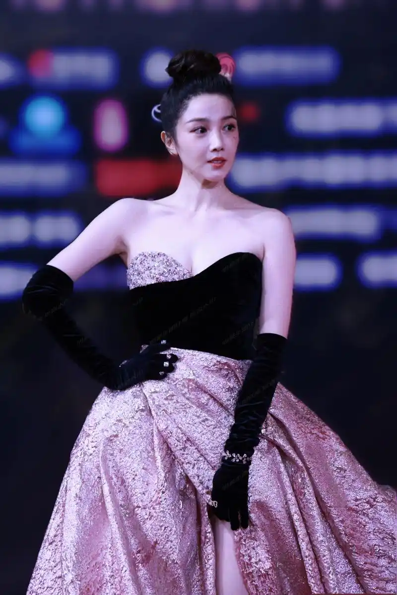 陈小纭!不仔细看还以为右胸是大片的纹身呢!