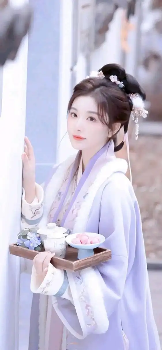 孔雪儿素衣古装写真,柔美多姿