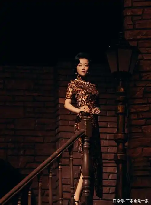 谭卓全新一组复古写真,身材靓丽,优雅浪漫