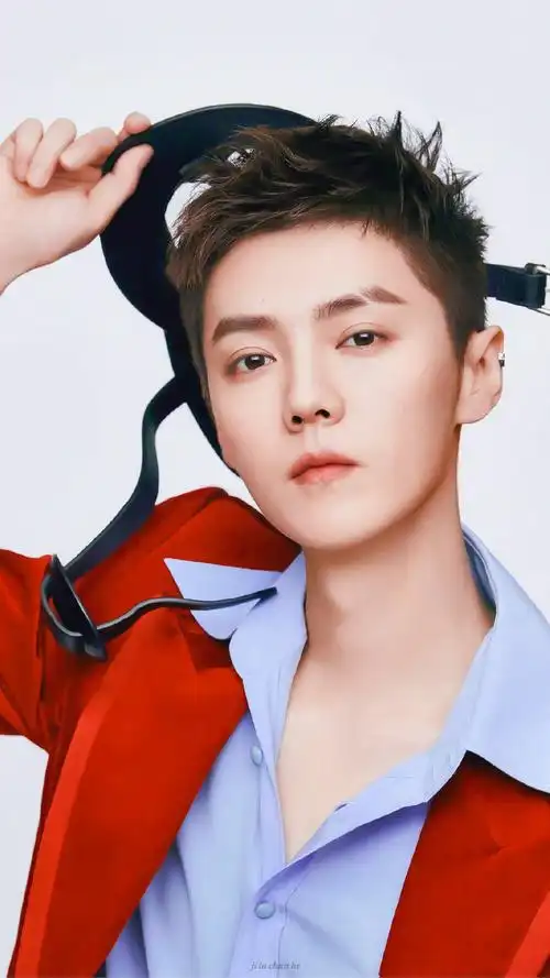 鹿晗《时尚芭莎》杂志内页大片~ 短发,断眉真的好酷