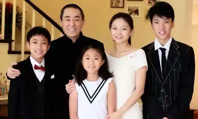 张艺谋妻子晒一家五口合照俊男美女的组合相当赏心悦目