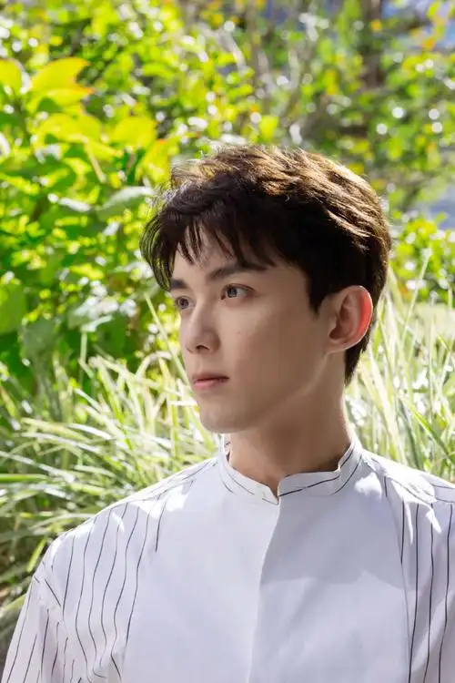 时尚圈绝美大片##吴磊衬衫皮裤造型