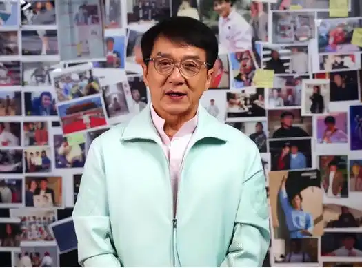 成龙所有媒体纷纷按下快门,距离"小龙女事件"过去这么久,成龙此次的