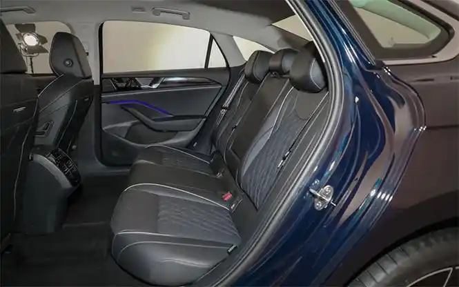 不过此次由于新车继续采用了加长轴距策略,加长的尾部空间并没有破坏