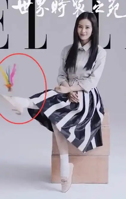 有种"习惯"叫刘诗诗的脚,一边拍杂志,一边不忘"踮脚"!