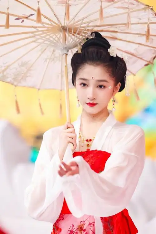 关晓彤古装造型释出手撑油纸伞身姿婀娜