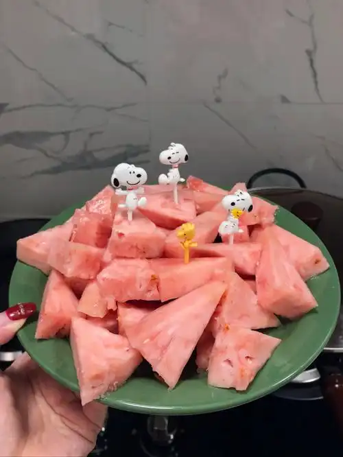 粉色菠萝是菠萝变了心还是西瓜出了轨