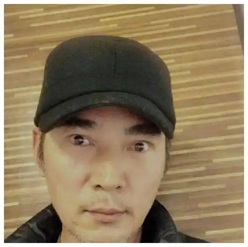 52岁焦恩俊晒近照,胡须已白感叹熬夜伤身,网友:男神老了!