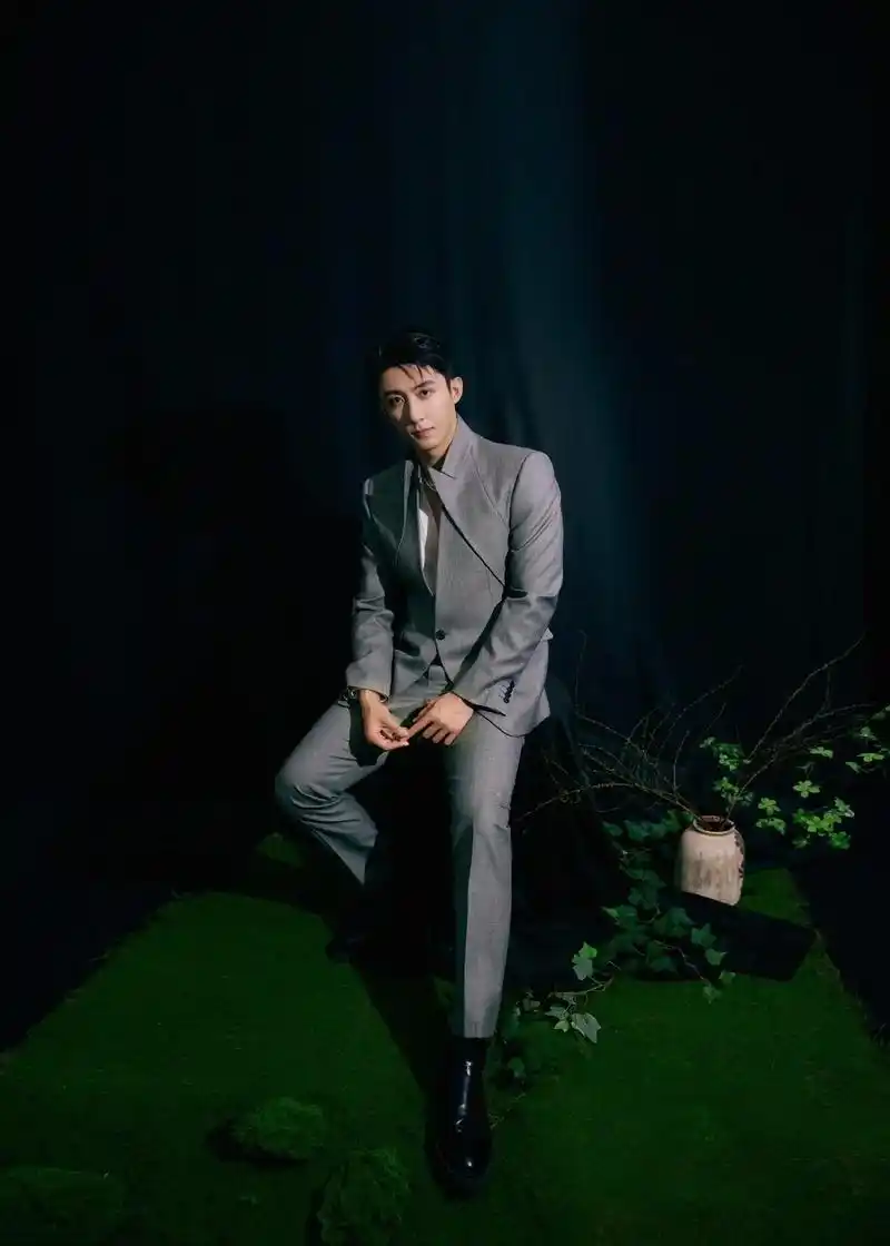 把你藏在心中#西装杀 #耀眼的你啊 #黄景瑜 - 抖音