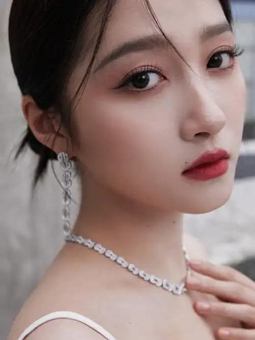 关晓彤白色吊带长裙##关晓彤盘发白裙造型