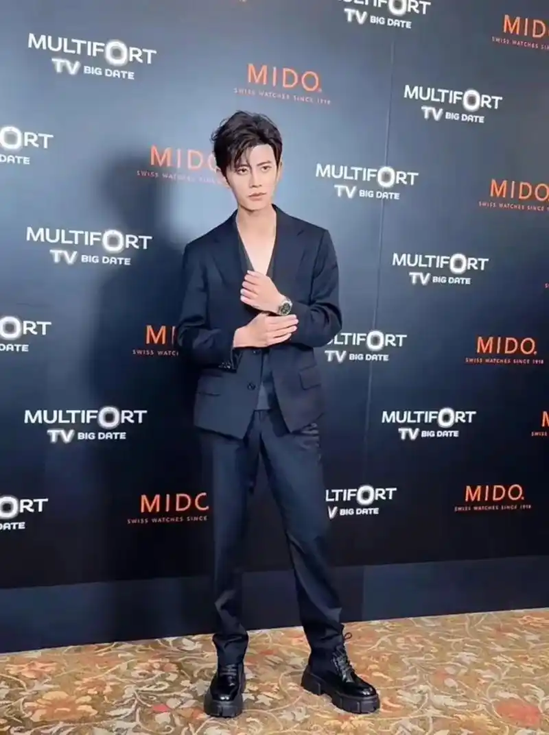 任嘉伦瘦到脱相成麻杆腿,五官完美身高是遗憾  许久不见的任嘉伦近日