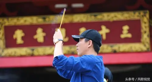 烧香拜佛祈福新春人们去佛教道场的温馨年景