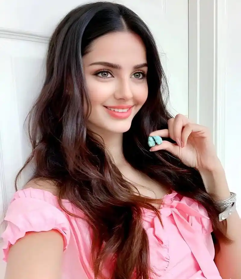 mahlagha jaberi是一位充满魅力的模特和时尚偶像,她的性感形象备受