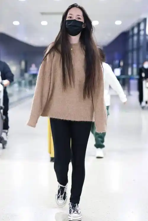 郭碧婷穿驼色圆领毛衣搭配黑色紧身裤,脚踩毛边帆布鞋清新甜美_毛衣