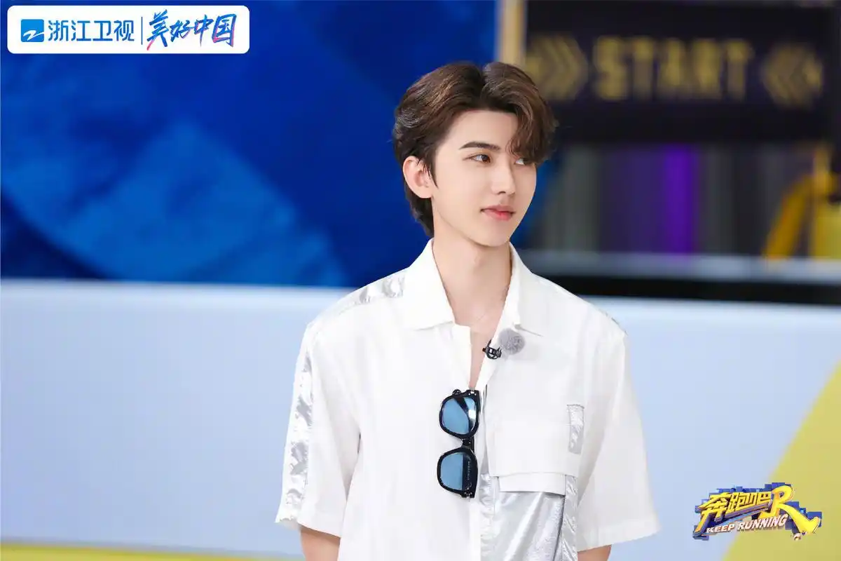 蔡徐坤新闻210715蔡徐坤奔跑吧剧照公开眉眼温柔的校园男友清爽帅气