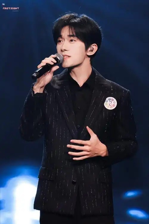 易烊千玺于适同框照##易烊千玺电影小小的我##易烊千玺不辞星海舞台