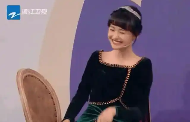 王牌对王牌郑爽私自调耳机声量被沈腾发现这时花花的反应亮了