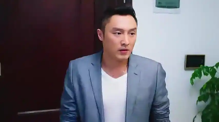 家庭秘密洪一平刚回到家湘湘就为他煮了碗面一平直夸面好吃