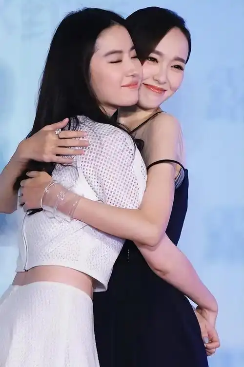 32岁刘亦菲撞上35岁唐嫣简直是我见过最惨烈同框现场