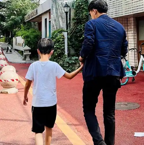 靳东大儿子满8岁,李佳晒一家四口低调庆祝,父子牵手散步超有爱__财经